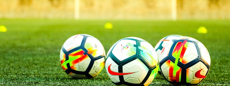 足球与篮球赛事前瞻分析概念图 - 球场与数据分析结合