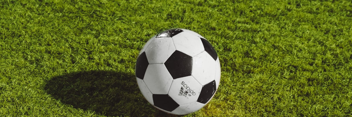 英超联赛足球比赛激烈争抢镜头 - 展示争冠保级激烈形势